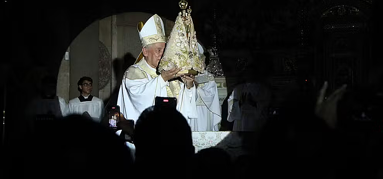 Manto de Nossa Senhora de Nazaré é apresentado