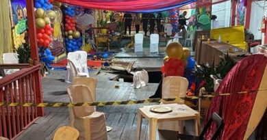Estrutura da casa de shows Palafita cede e dezenas de pessoas caem na água